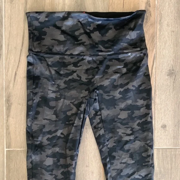 NEW Spanx faux leather leggings camo Size Small